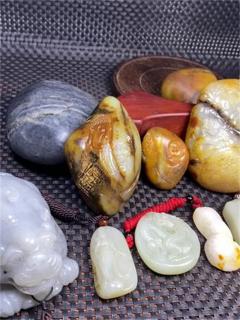 玉兴寻玉行:烟青玉原石是和田玉中的特色品类,颜色从浅灰紫到深烟色不
