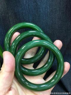 和田玉肥美碧玉圆条手镯新品,菠菜绿老料带荧光,颜色漂亮,温润细腻,上