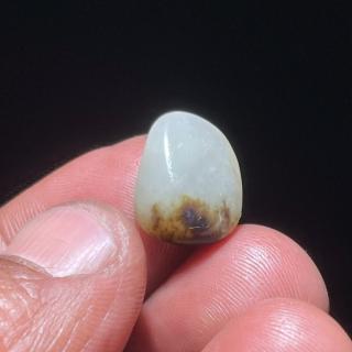 新疆和田玉籽料原石黑皮白肉顶珠